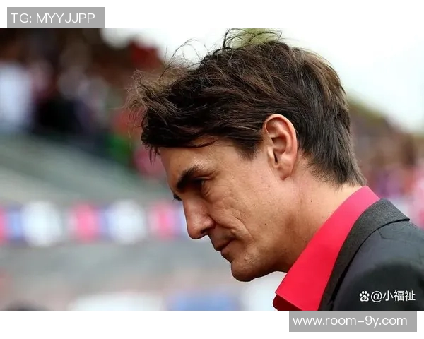 印尼主帅克鲁伊维特赛后情绪失控怒砸椅子眼眶泛红引发关注